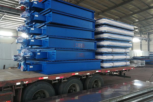 公司擋板門、膨脹節裝車過程中，準備發貨了